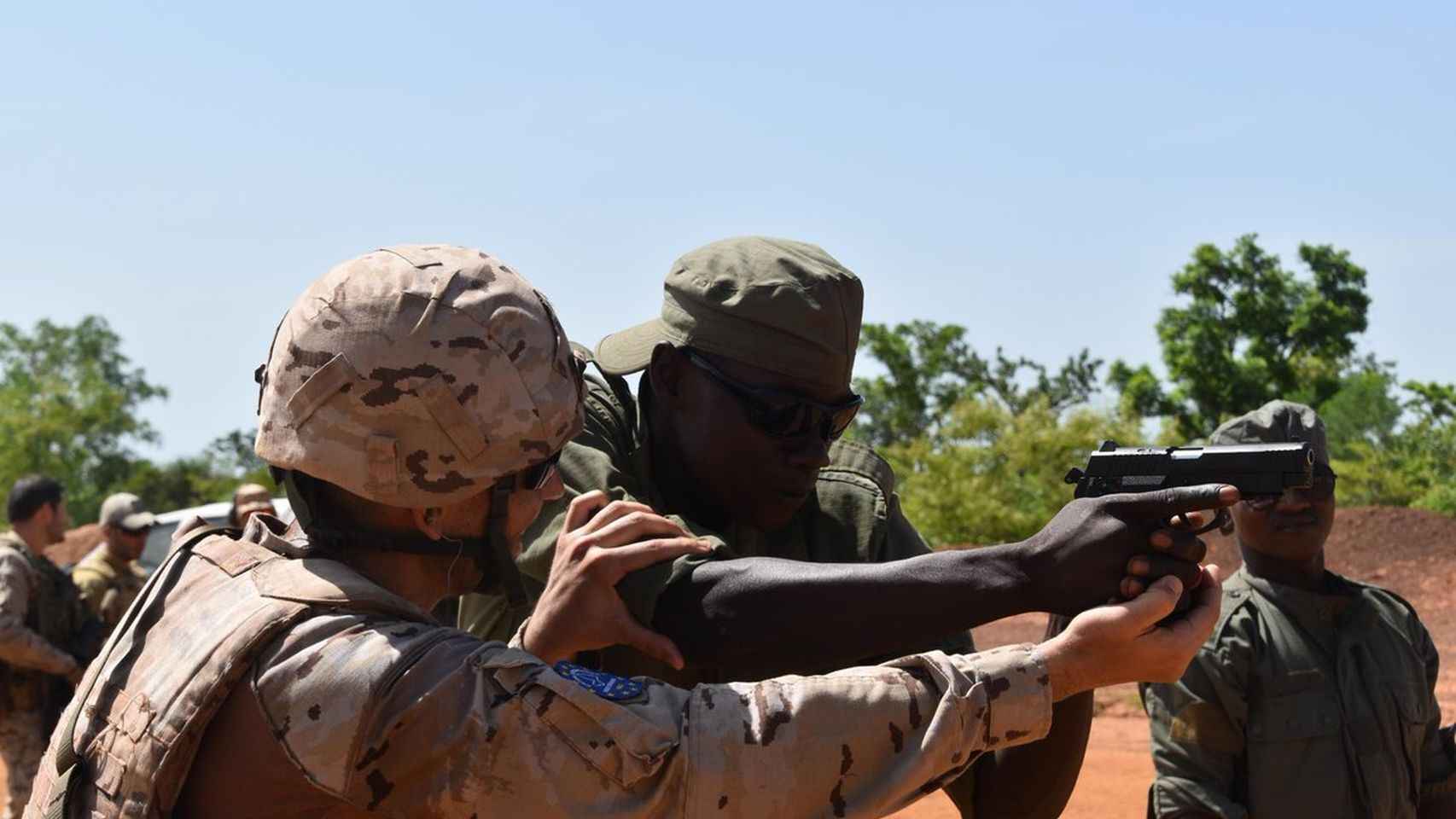 Un militar español instruye a uno maliense en la lucha contra el yihadismo.