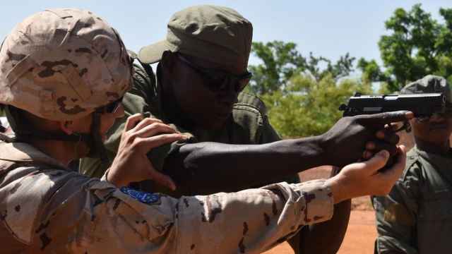 Un militar español instruye a uno maliense en la lucha contra el yihadismo.