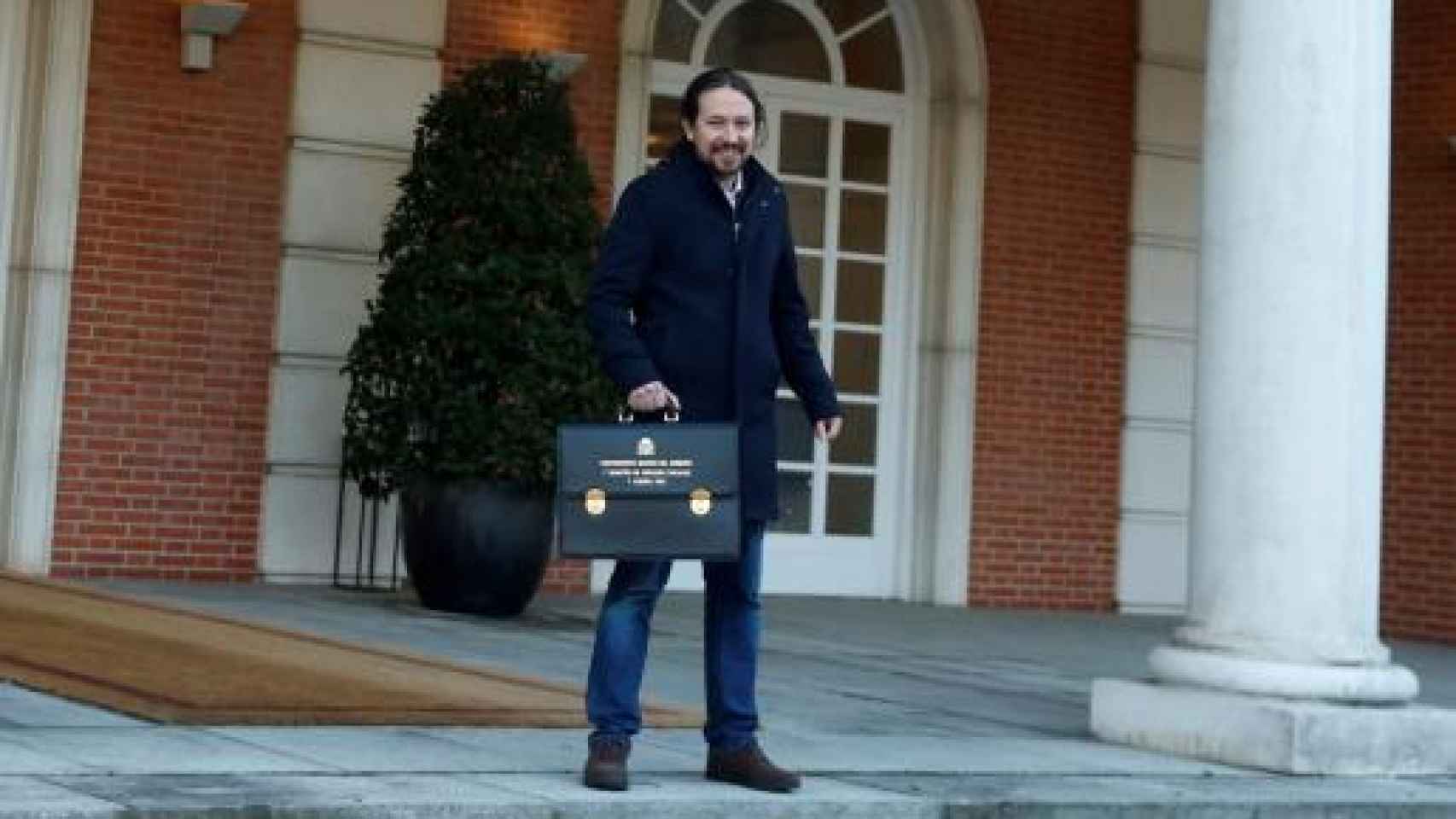 Iglesias, con su maletín a las puertas del Palacio de La Moncloa.