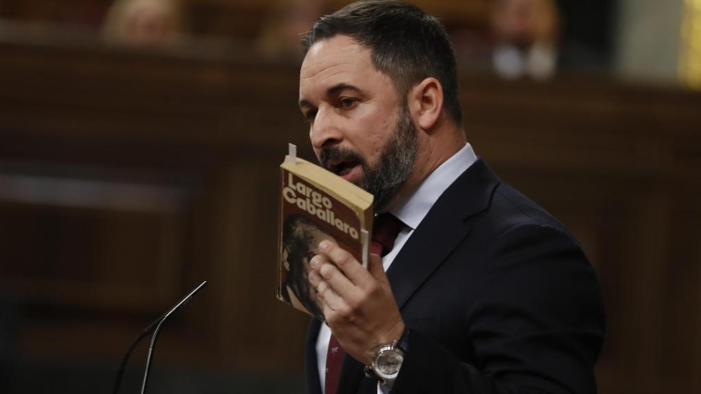 Abascal, durante la investidura de Pedro Sánchez, sosteniendo el libro de Largo Caballero.