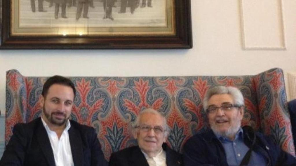 Santiago Abascal, a la izquierda, junto al filósofo Gustavo Bueno, en el centro.