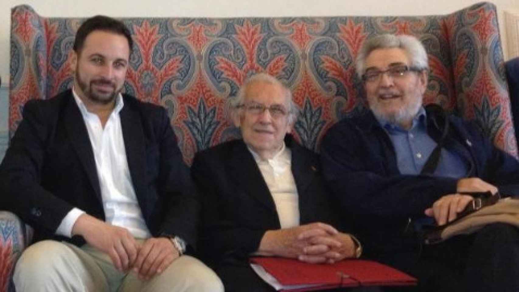 Santiago Abascal, a la izquierda, junto al filósofo Gustavo Bueno, en el centro.