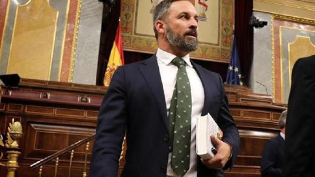 El líder de Vox con 'La conquista de América contada para escépticos', de Juan Eslava Galán.
