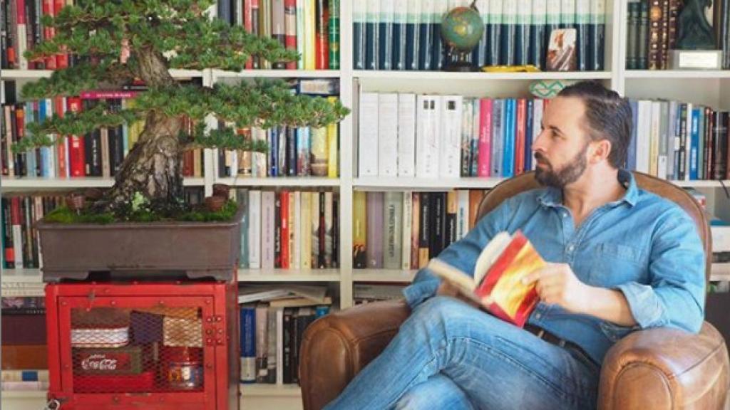 El líder de Vox frente a su biblioteca.