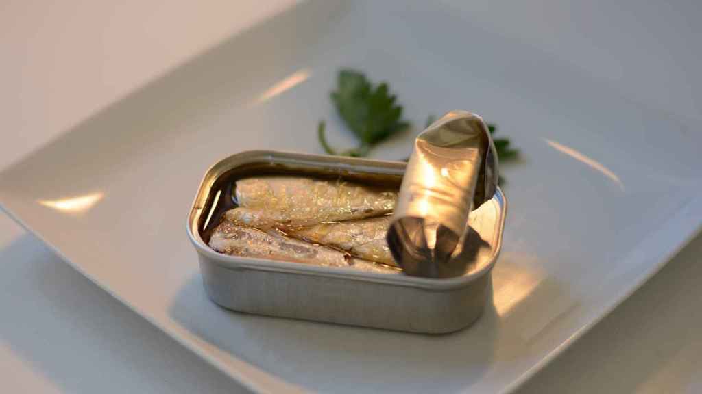 Una lata de aluminio con sardinas en su interior.