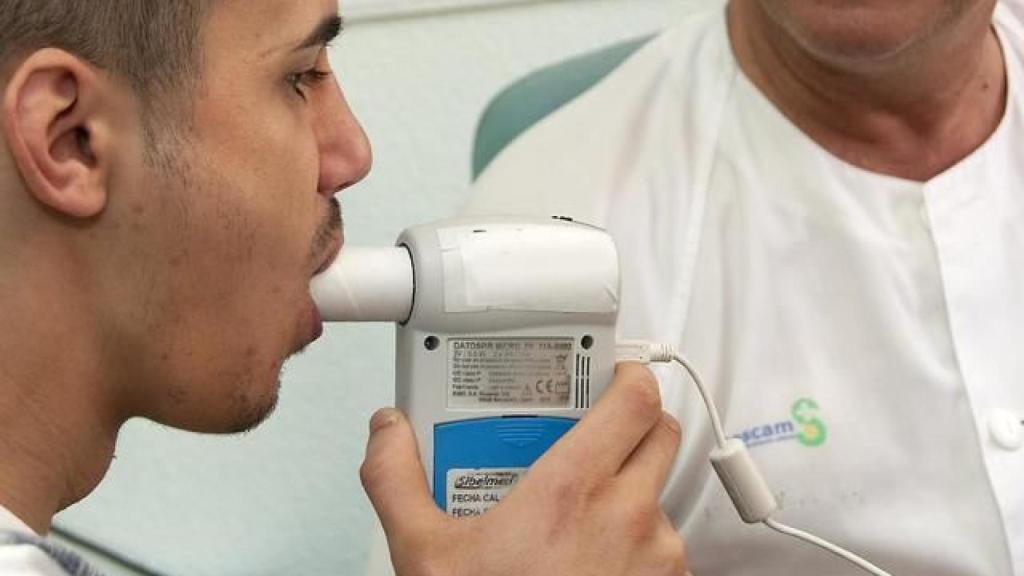 Un hombre se realiza una espirometría.