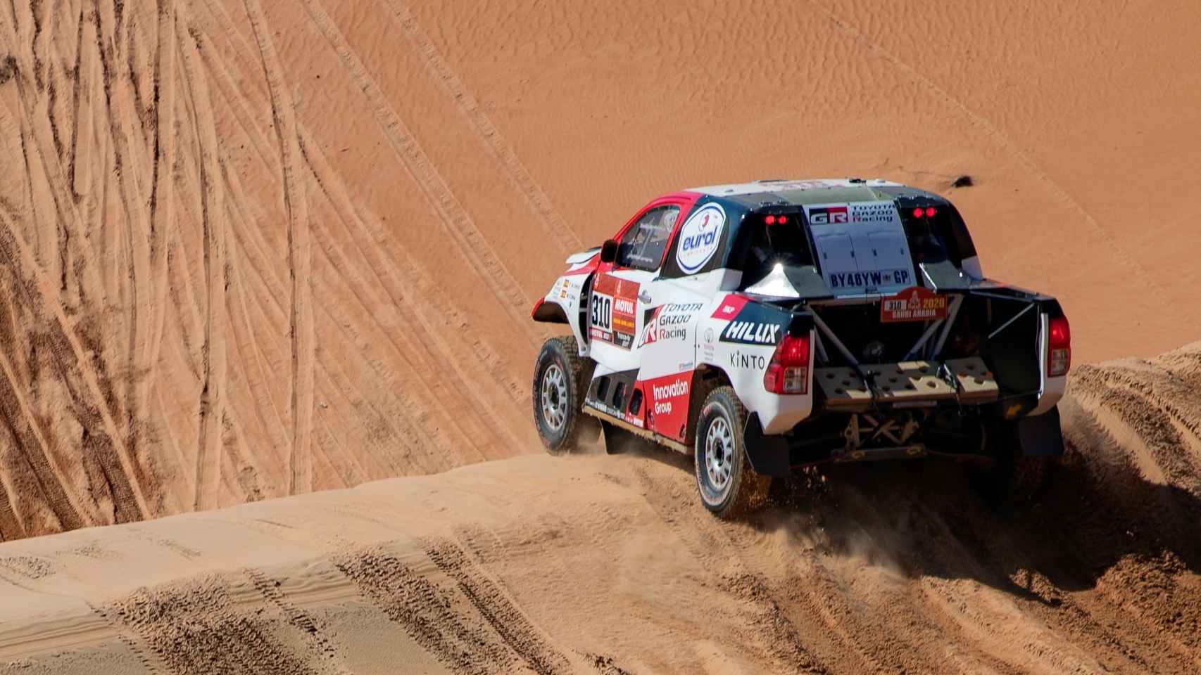 Fernando Alonso subiendo una duna en el Rally Dakar