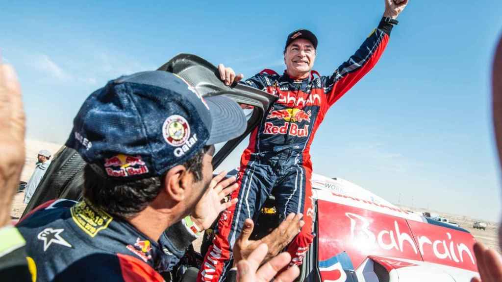 Carlos Sainz celebra la victoria en el Dakar 2020