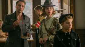 Sam Rockwell, Scarlett Johansson y Roman Griffin Davis en un momento de la película