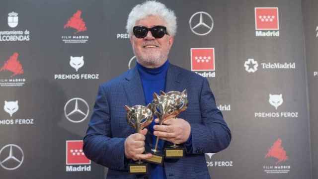 Pedro Almodóvar con sus premios Feroz
