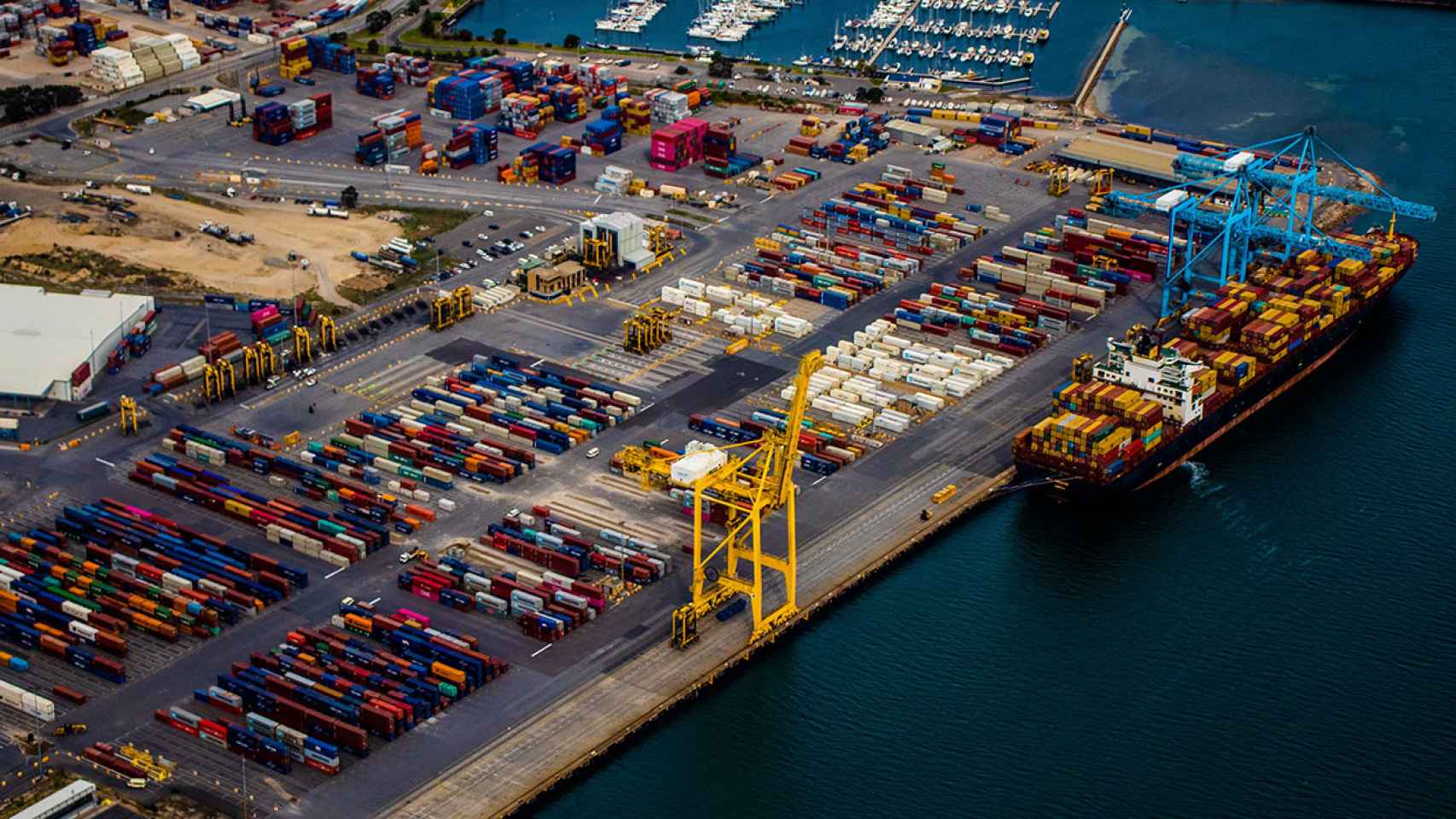El objetivo de este proyecto es pasar de puertos marítimos conectados y digitales a inteligentes y cognitivos