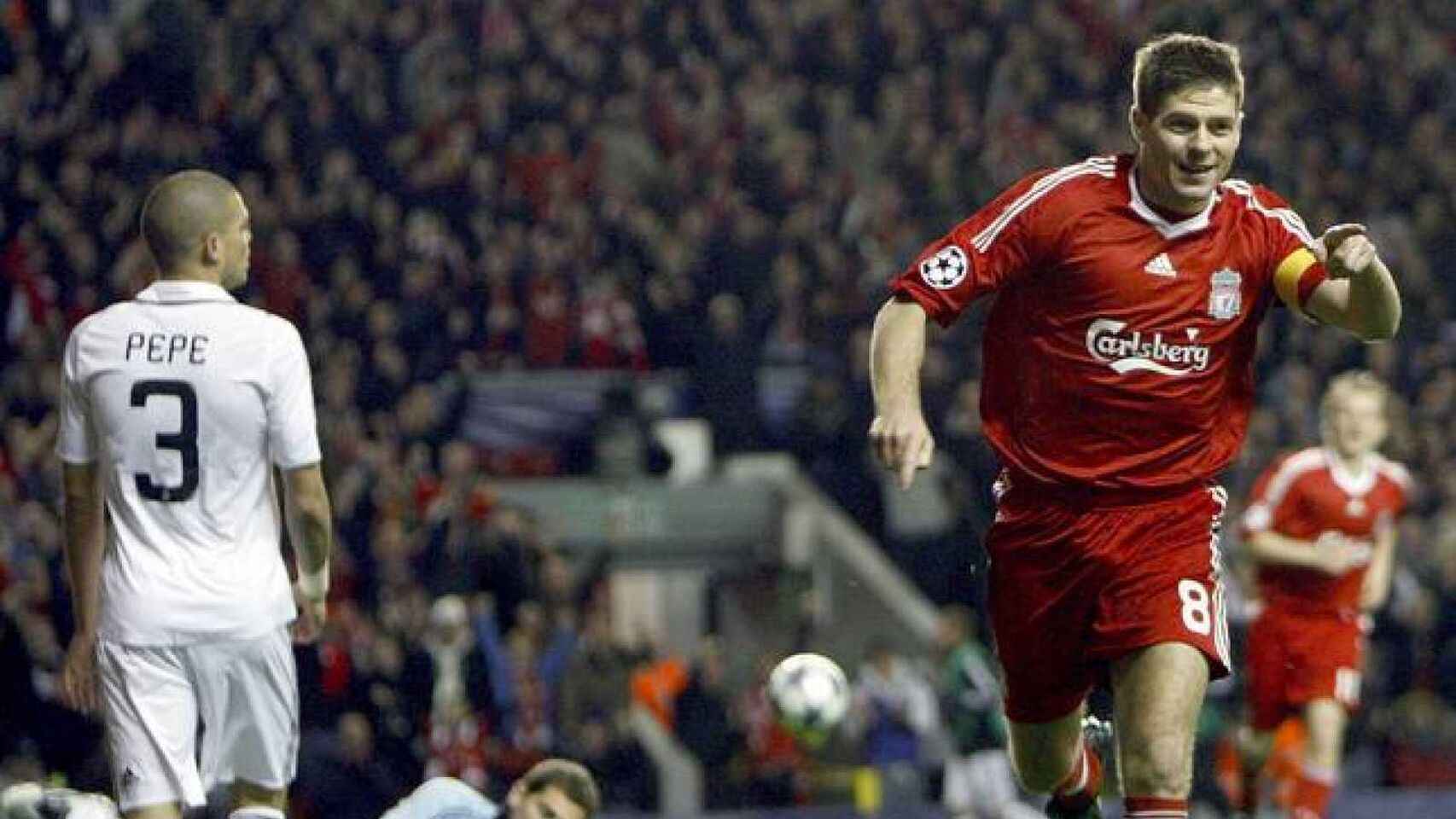 Steven Gerrard, ex capitán del Liverpool, en un partido en 2009 contra el Real Madrid.
