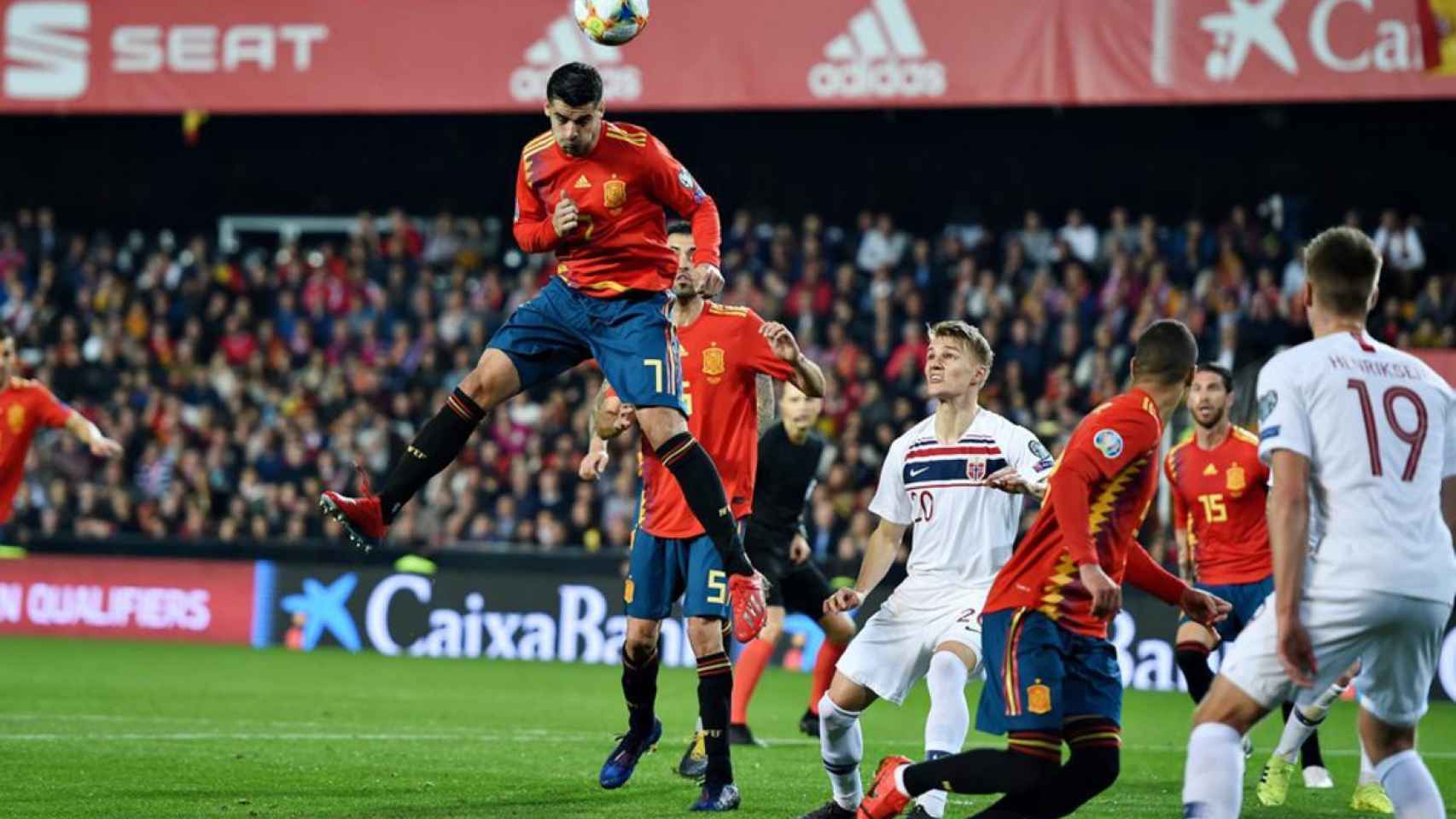 El remate de cabeza, una práctica común en los futbolistas profesionales. En la foto cabecea el español Morata.