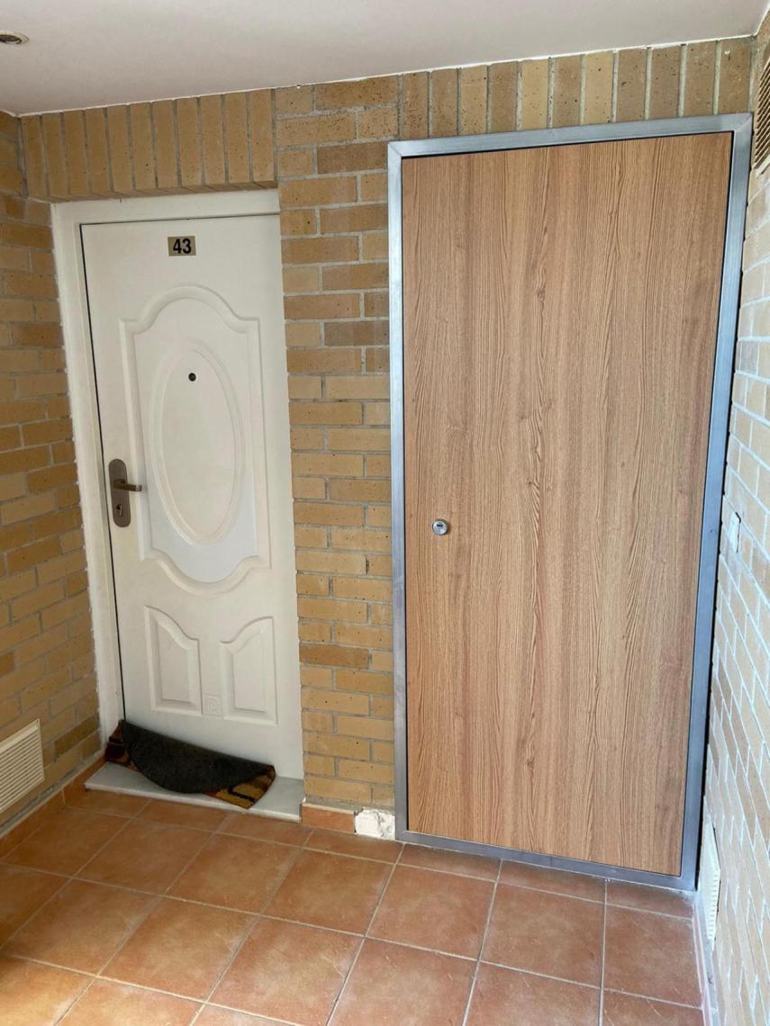 Puertas de seguridad en apartamentos que ya han sido forzados.