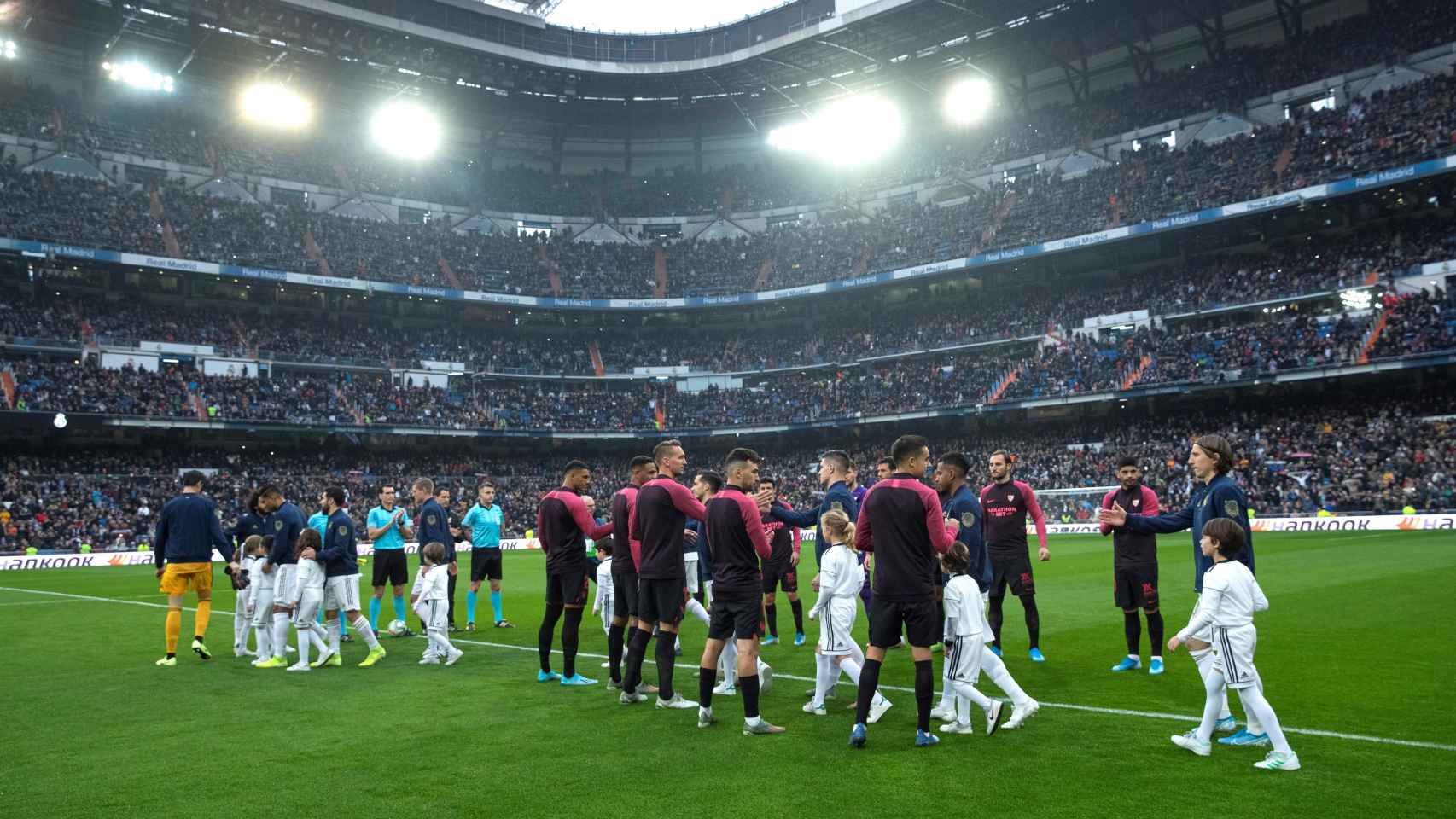 El Sevilla hace el pasillo al Real Madrid tras ganar la Supercopa de España