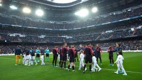 El Sevilla hace el pasillo al Real Madrid tras ganar la Supercopa de España