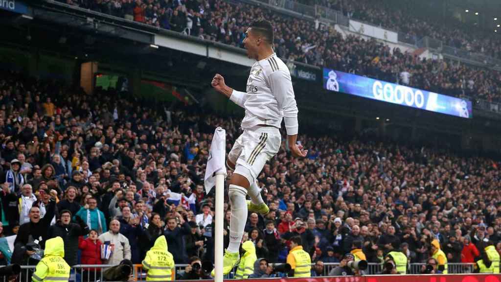 Casemiro celebra un gol del Real Madrid en el Santiago Bernabéu
