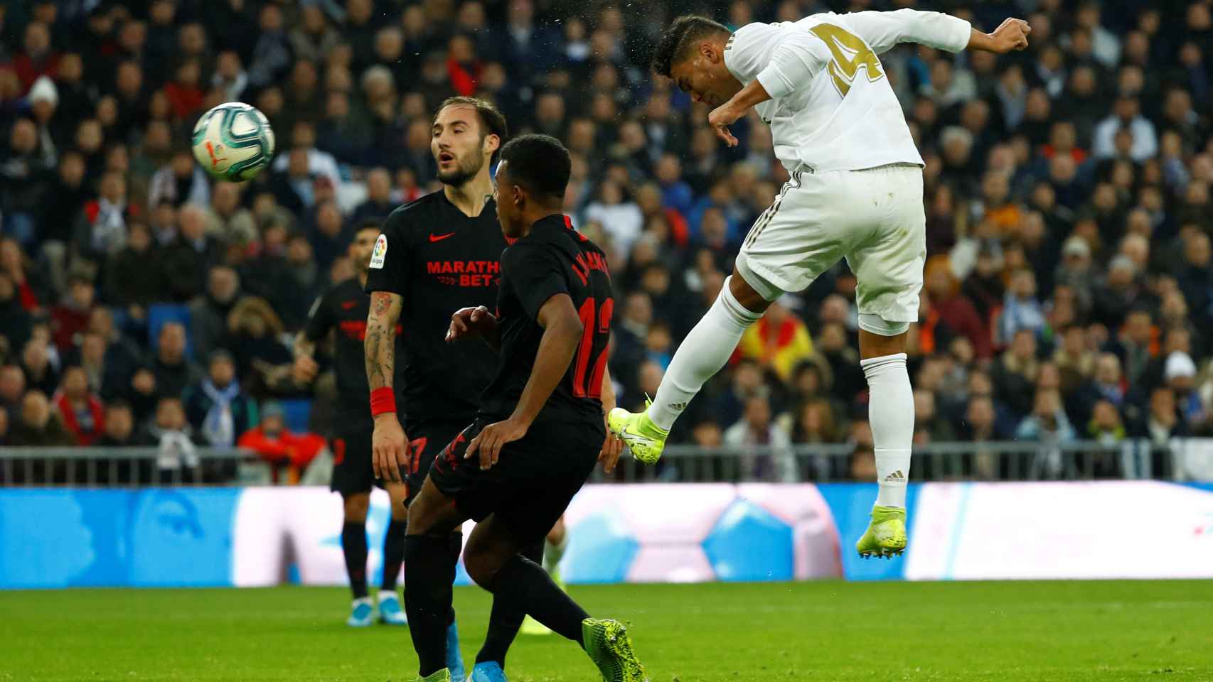 Casemiro remata a la red su segundo gol al Sevilla