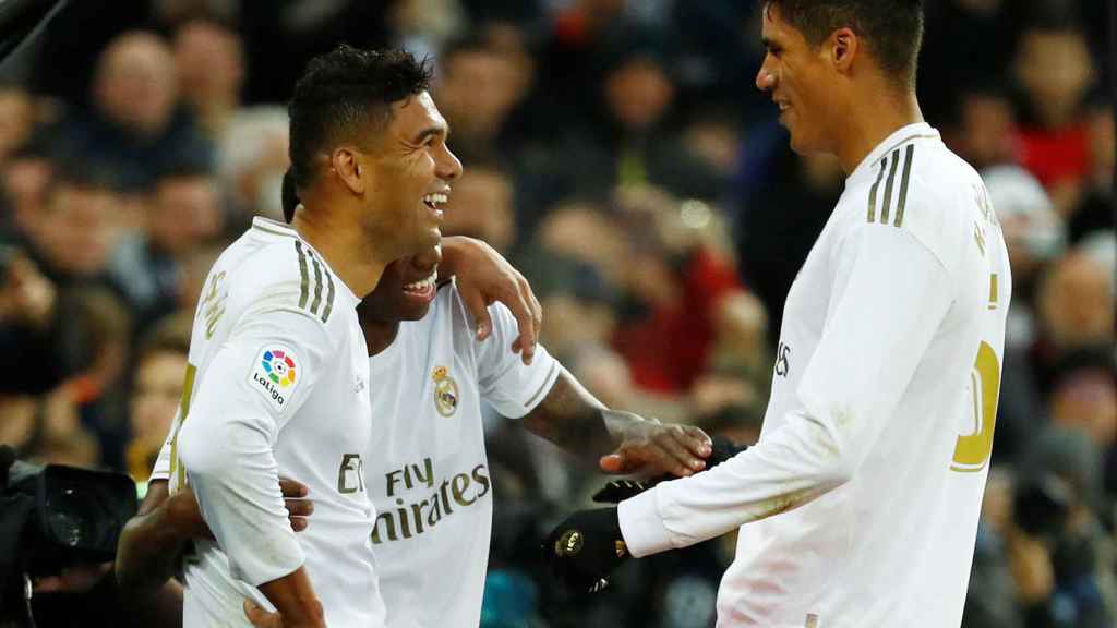 Casemiro, Vinicius y Varane celebran el segundo gol del Madrid al Sevilla