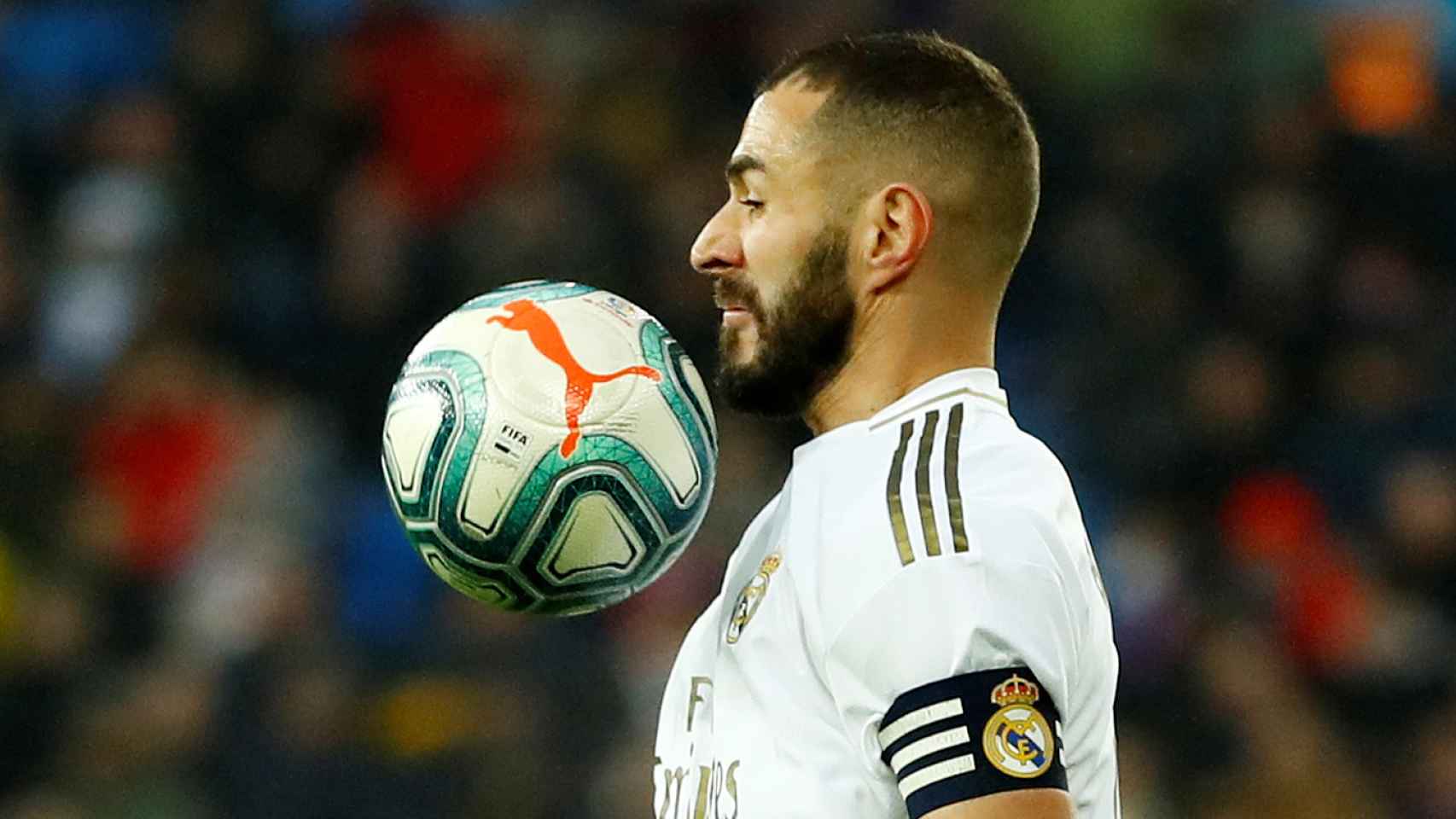 Karim Benzema controla el balón con el pecho