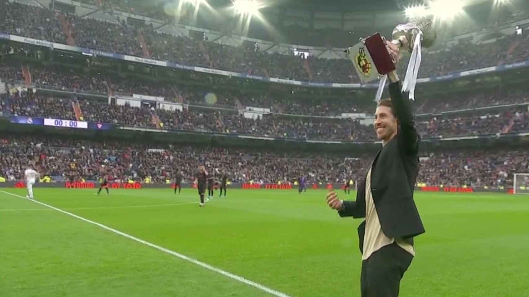 Sergio Ramos ofrece la Supercopa de España al Santiago Bernabéu