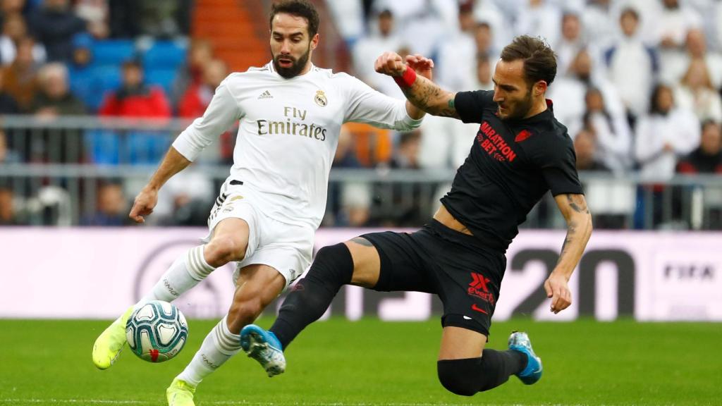 Nemanja Gudelj intenta cortar el contragolpe de Dani Carvajal