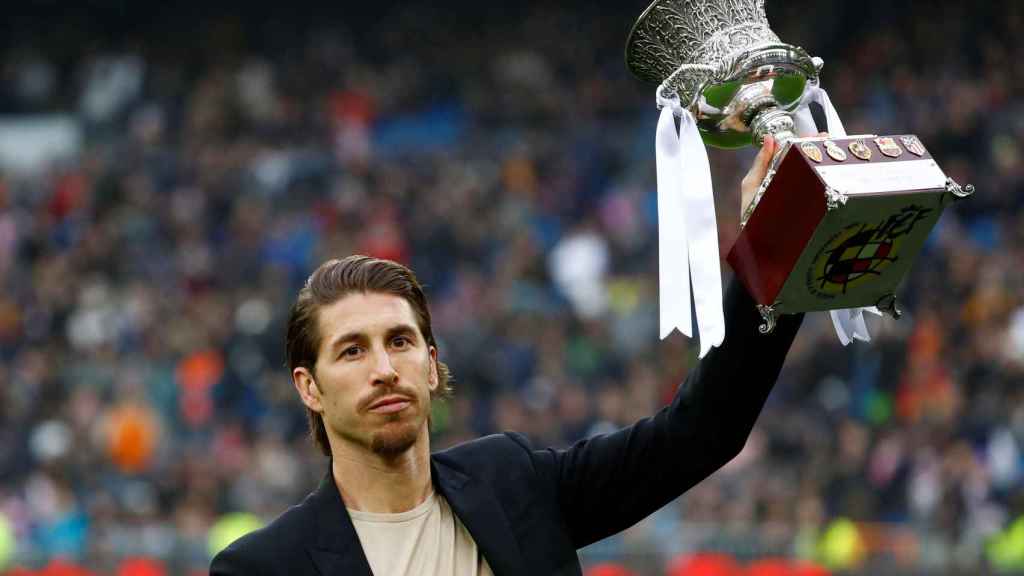 Sergio Ramos presenta el título de la Supercopa de España al Santiago Bernabéu