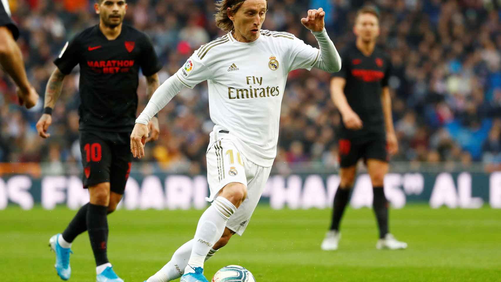 Luka Modric supera la presión del Sevilla