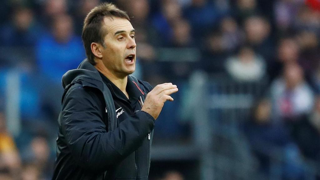 Julen Lopetegui, da órdenes a los jugadores del Sevilla desde la banda del Santiago Bernabéu