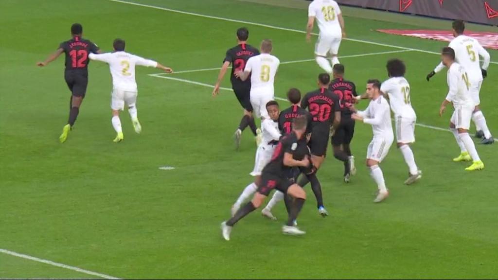 Gol anulado al Sevilla por falta previa a Militao