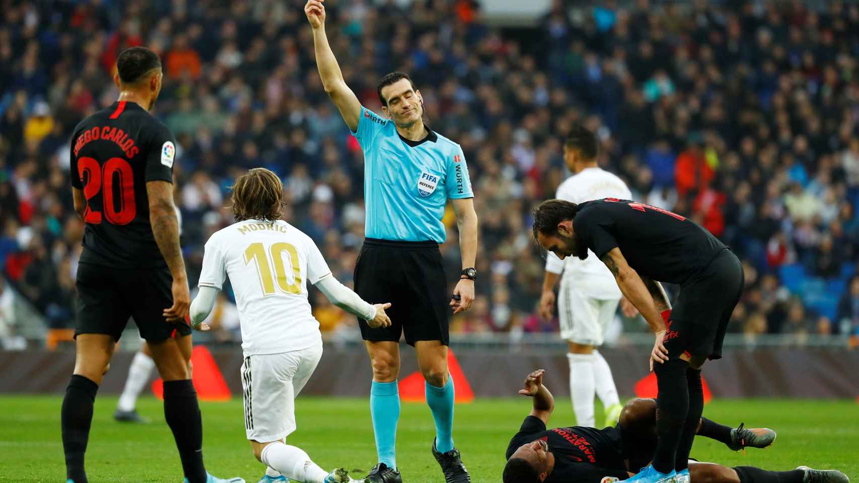 Martinez Munuera muestra la tarjeta amarilla a Luka Modric