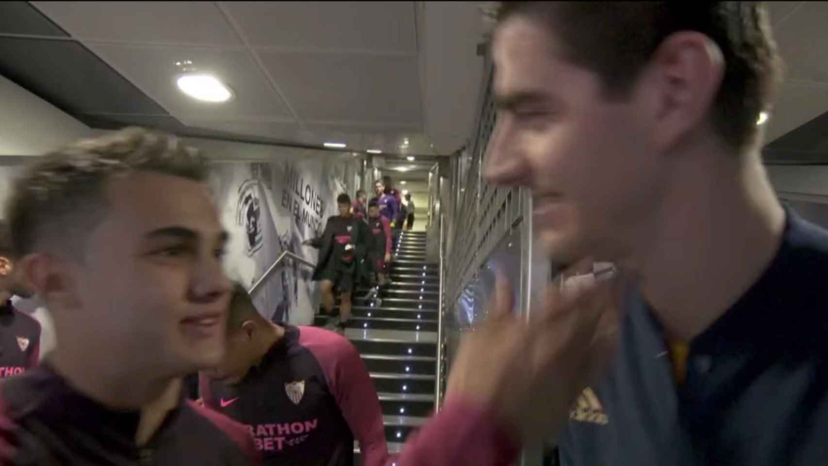 Courtois y Reguilón se encuentran en el túnel de vestuarios antes del partido