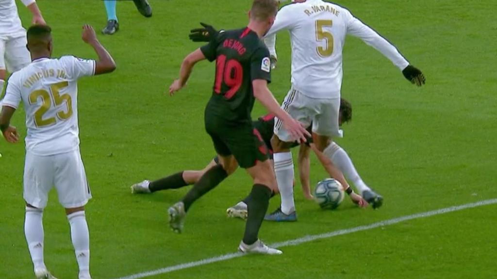 Munir toca el balón con el brazo antes del gol de De Yong