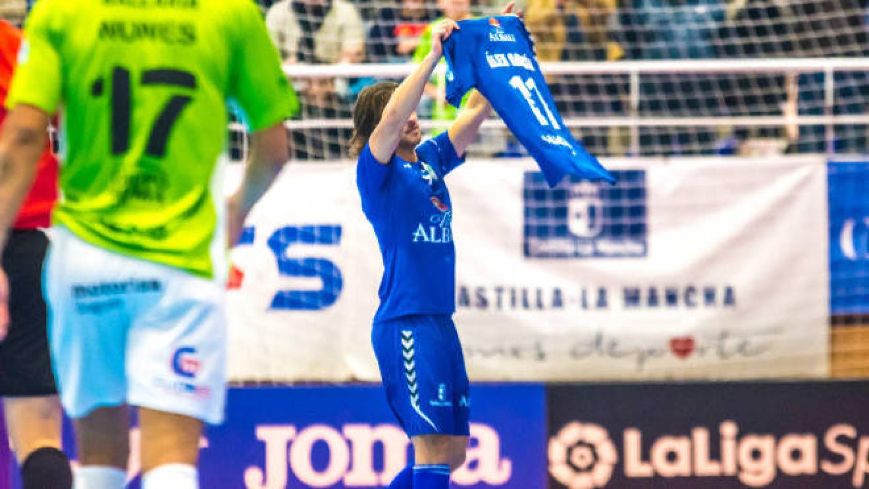 Manu García dedicando el gol a su hermano. Foto: ACP (FS Valdepeñas)