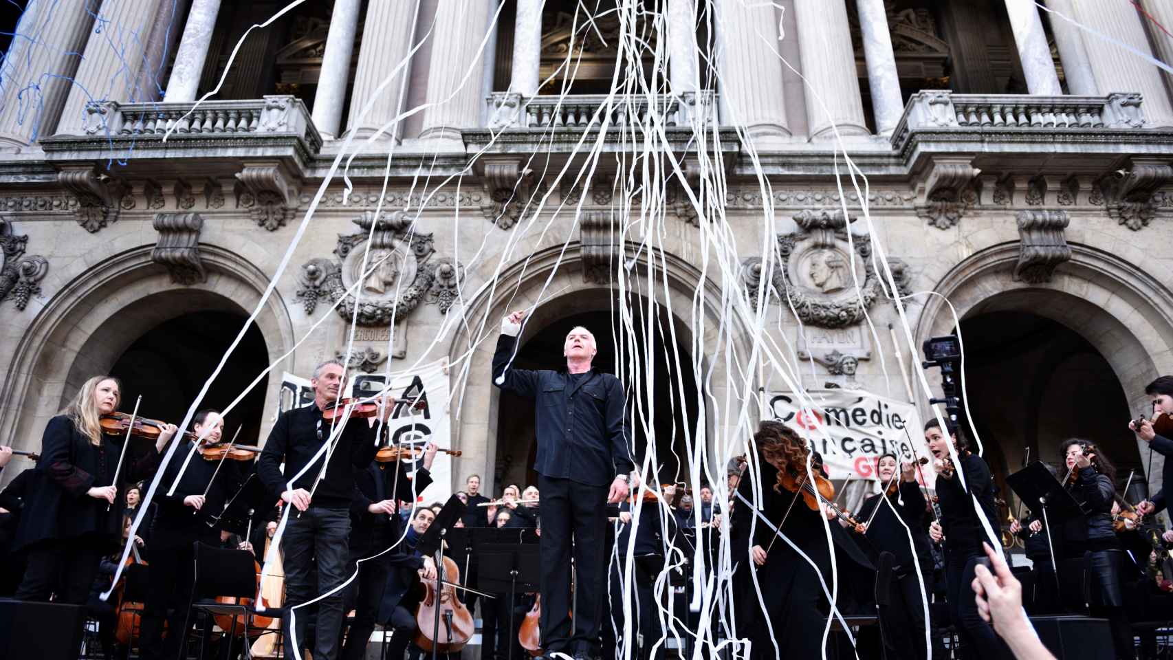 Músicos de la orquesta y miembros del coro de la Ópera de París actúan en la plaza Garnier contra Macron.