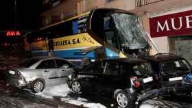 El autobús arrolló el coche en el que viajaban los menores junto a su madre, herida de gravedad.