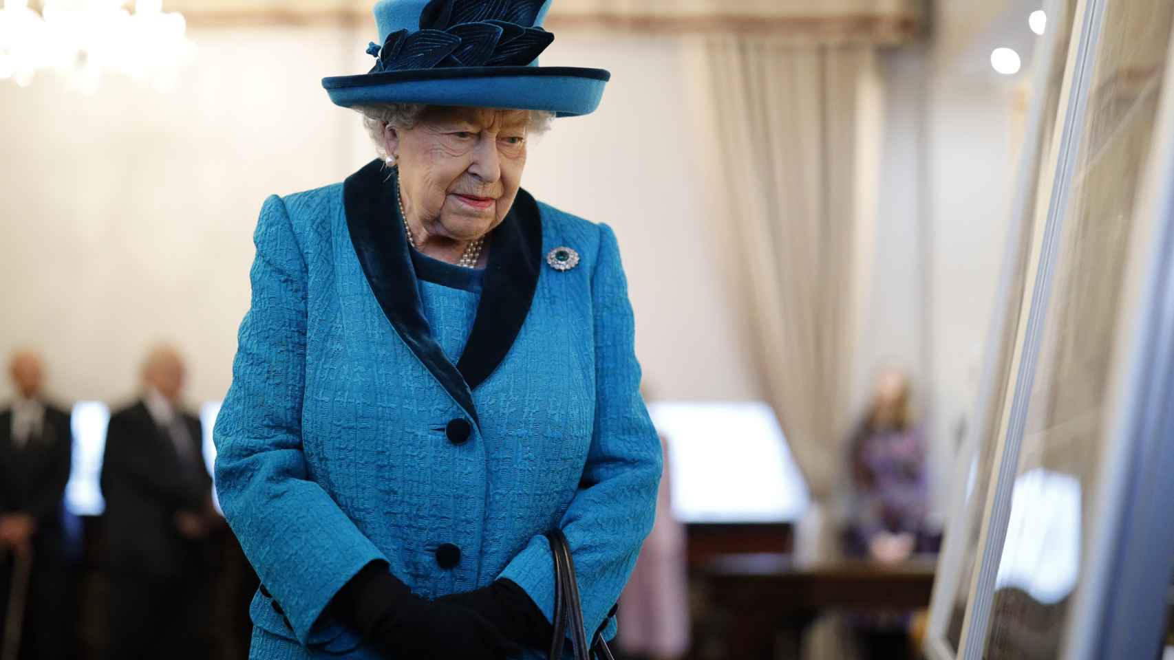 La reina Isabel II ha reiterado su apoyo a la decisión de los duques.