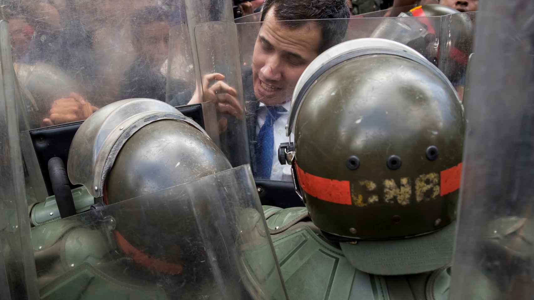 Juan Guaidó intentando acceder a la sede del Parlamento en Caracas.