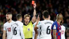 Germán Sánchez ve la tarjeta roja después de que Pizarro Gómez le enseñase la segunda amarilla
