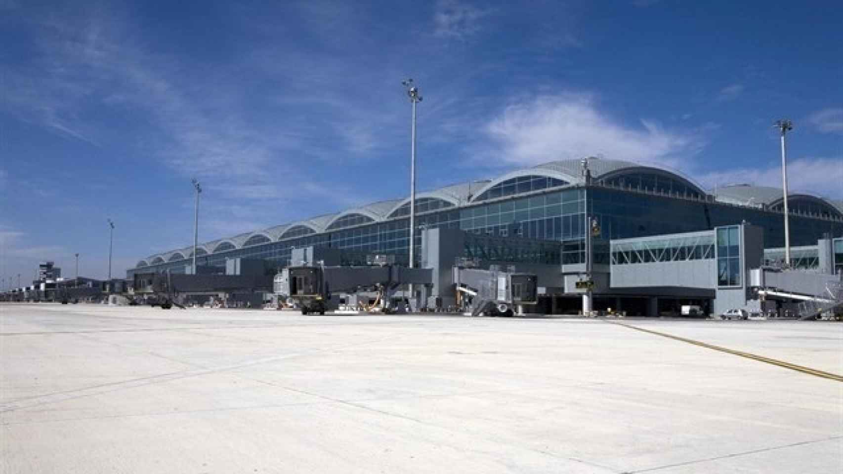 El Aeropuerto Alicante-Elche se cierra al tráfico aéreo debido al temporal.