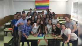 Estos jóvenes regalaron a su profesor Diego una bandera del orgullo LGTBI el pasado curso.