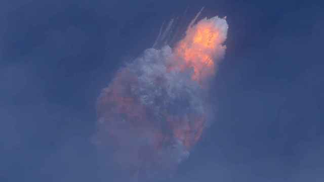 El cohete Falcon 9 se autodestruye después de que la cápsula haya escapado