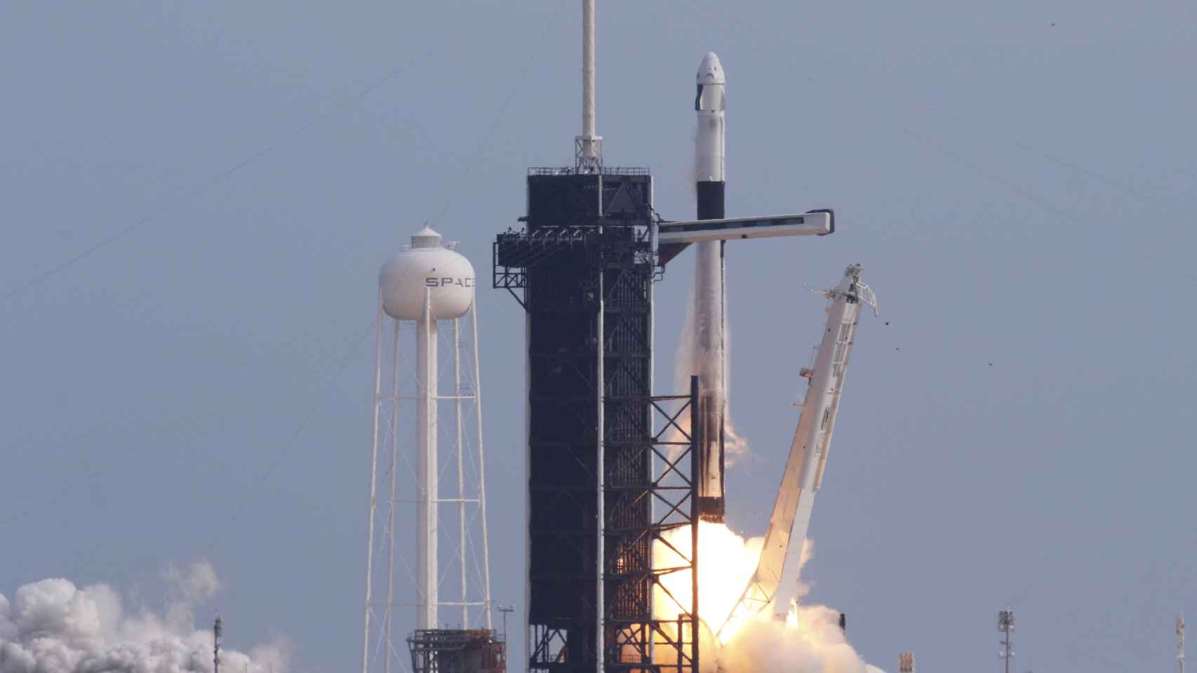 Crew Dragon montada sobre un Falcon 9