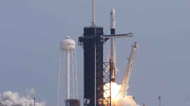 La cápsula Crew Dragon en un cohete Falcon 9 durante una de las pruebas