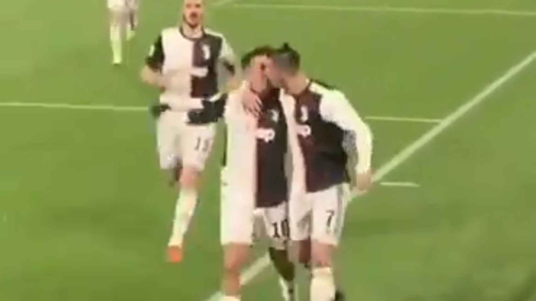 El beso entre Paulo Dybala y Cristiano Ronaldo
