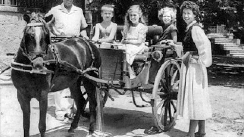 La familia subida a una mula.