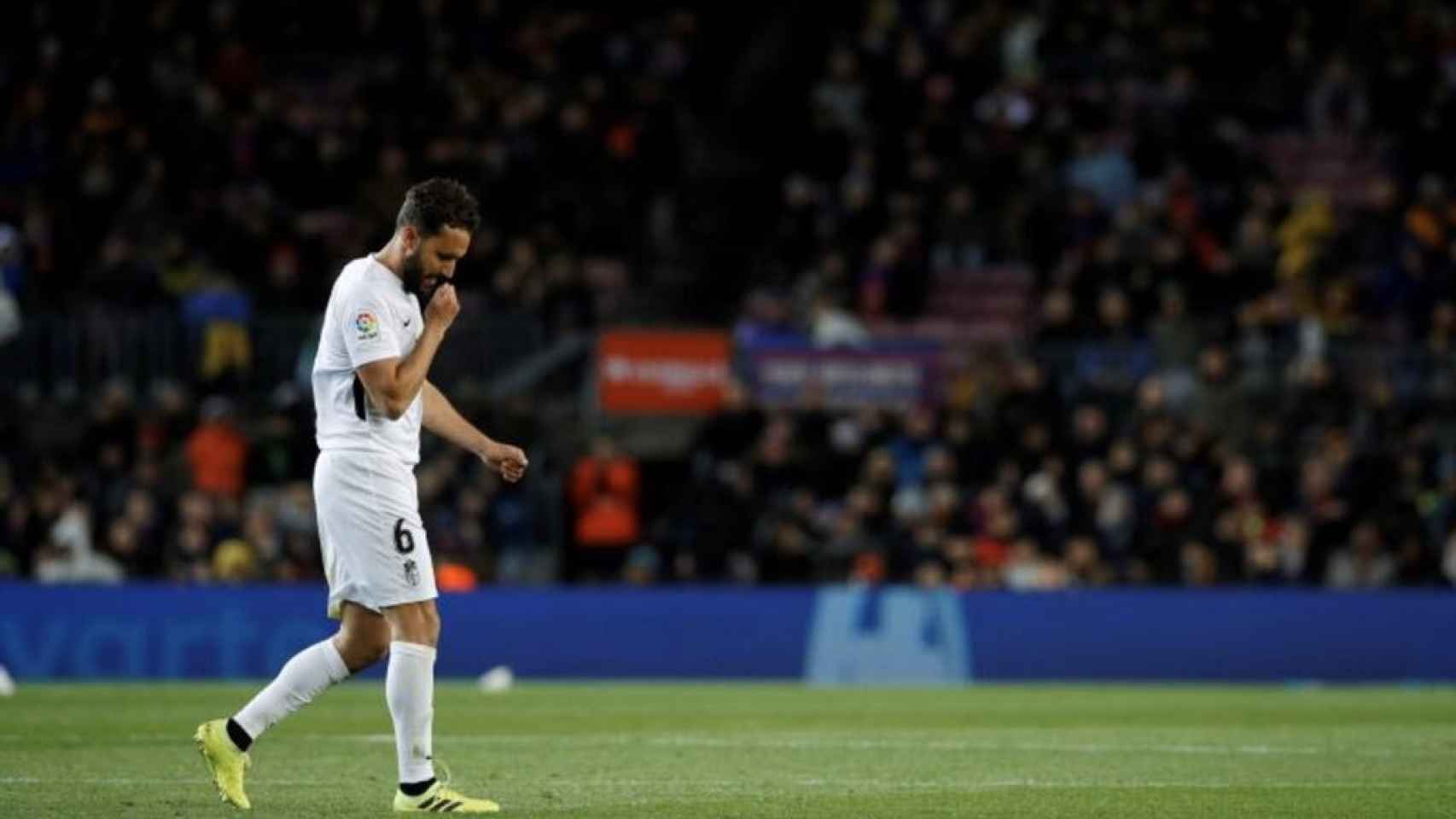 Germán Sánchez abandona el terreno de juego del Camp Nou tras su expulsión