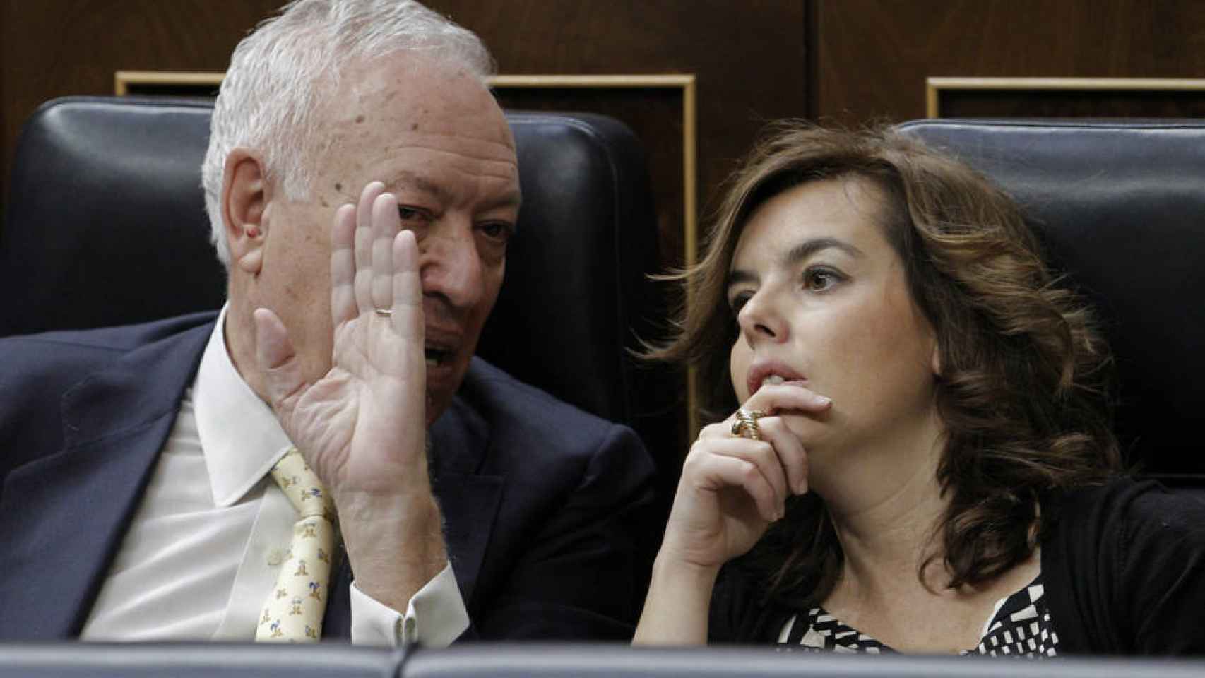 García-Margallo charla con Sáenz de Santamaría en el Congreso.