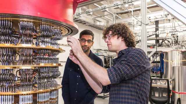 Sundar Pichai, CEO de Google, y Daniel Sank junto al ordenador cuántico de la compañía.
