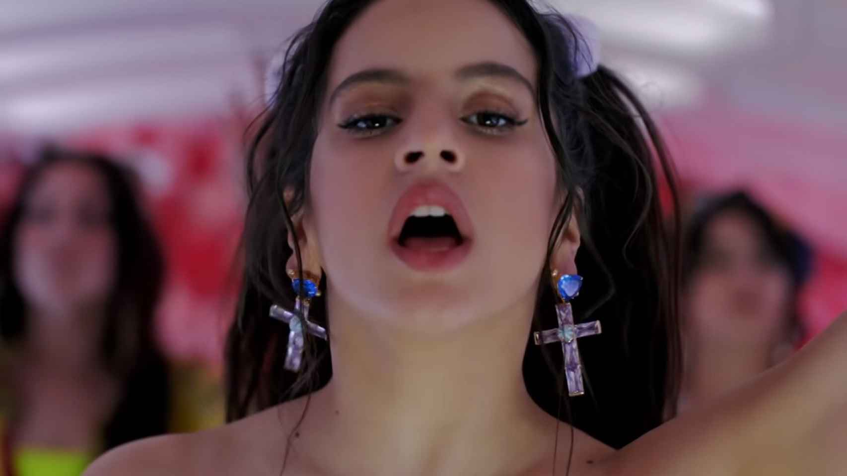 Rosalía en su videoclip Con altura.